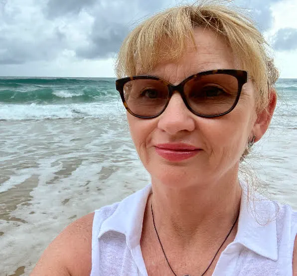 Headshot of Elva Carter at the beach.